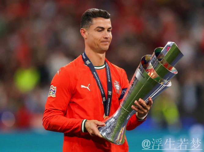 40岁C罗再夺欧国联，泪洒现场高举奖杯，收获第36冠并创5大纪录