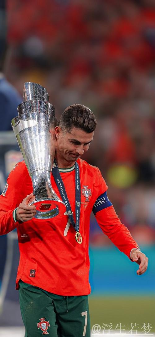 40岁C罗再夺欧国联，泪洒现场高举奖杯，收获第36冠并创5大纪录