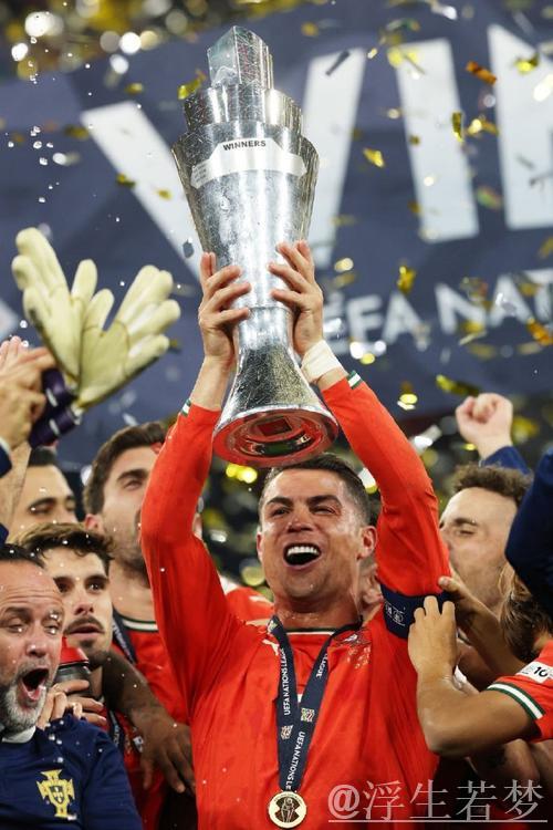 40岁C罗再夺欧国联，泪洒现场高举奖杯，收获第36冠并创5大纪录